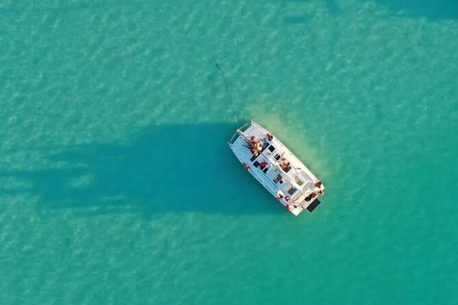 Catamaran Adventure: Sailing and Swimming in the Bacalar Lagoon - The catamaran, the pontoon option, and the role of wind