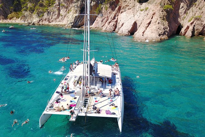 Catamaran trip with other groups along the Costa Brava. Saturday. - Setting out from Lloret de Mar Beach