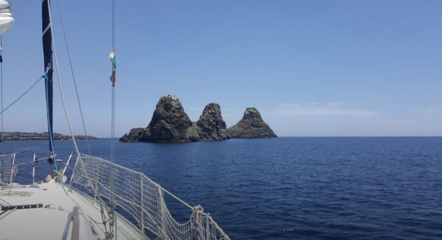 Catania: Sailing Tour with Lunch - Seeing the Faraglioni and Acitrezza from the sea