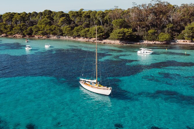 Classic Yacht Sailing in Cannes - A classic boat with a personal touch