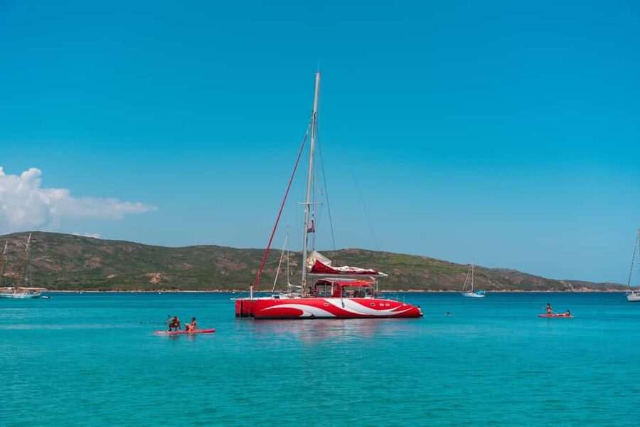 Cruising on a sailing maxi-catamaran - Afternoon water time with paddles and snorkels