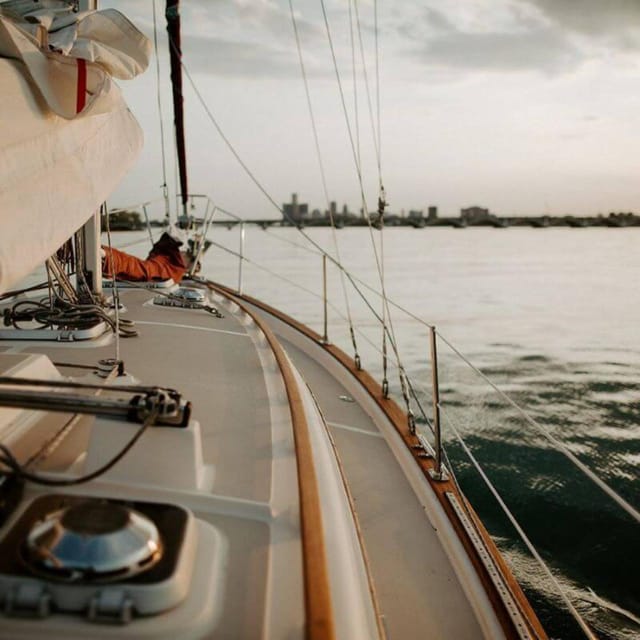 Detroit: Sailing Tour on the Detroit River - The first hour: settling into the river