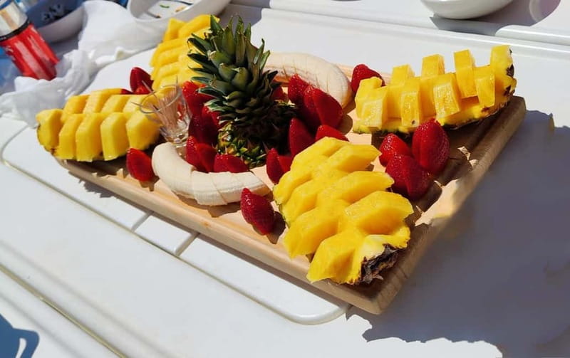 Dia Sailing Cruise With All-inclusive Meal And Drinks - Group size, seating, and the feel aboard