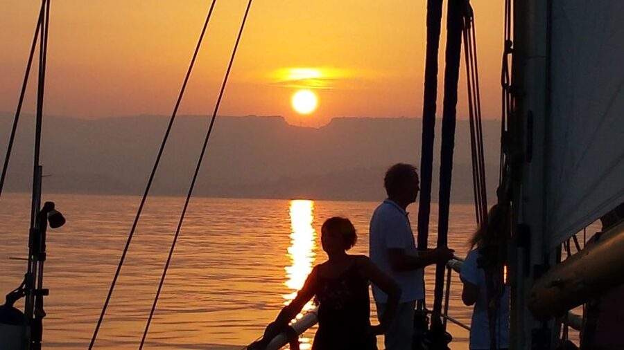 Estepona: Sunset Sailboat Cruise with Drink - The sunset is the main event