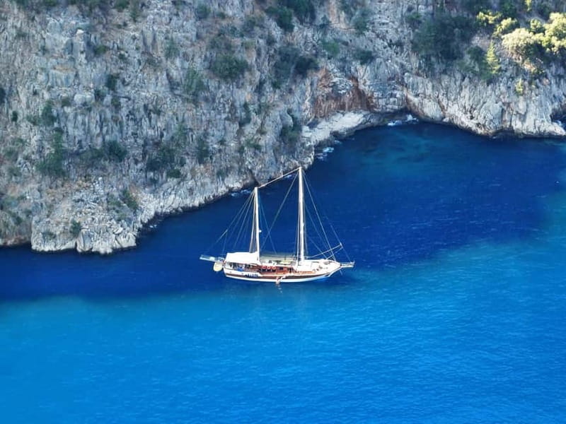 Fethiye: Island Sailing Trip with Lunch and Hotel Pickup - Flat Island and its dark blue shallows