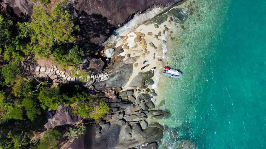 From Airlie Beach: Hook Island Cultural Tour, Sail & Snorkel - From Airlie Beach to the island channels
