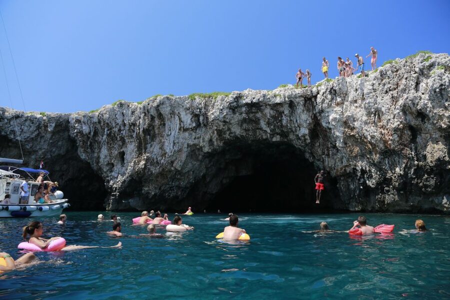 From Hvar: Pakleni Islands & Red Rocks Comfort Sailboat Tour - What the $176 price really buys you