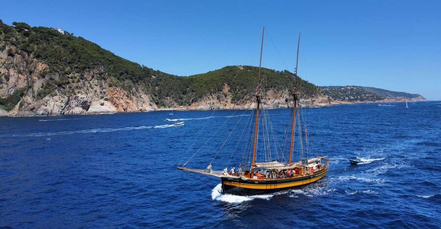 From Palamós: Southern Coast Sailing Tour - A traditional boat ride from Palamós