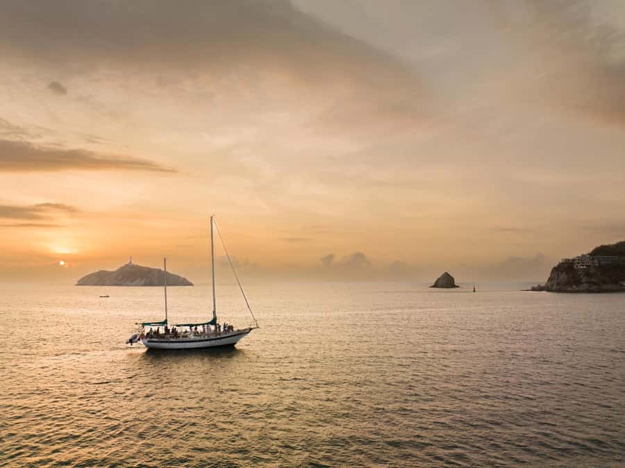 From Santa Marta: Sunset Sailboat Tour with 2 Beverages - Watching the sunset over Santa Marta Bay