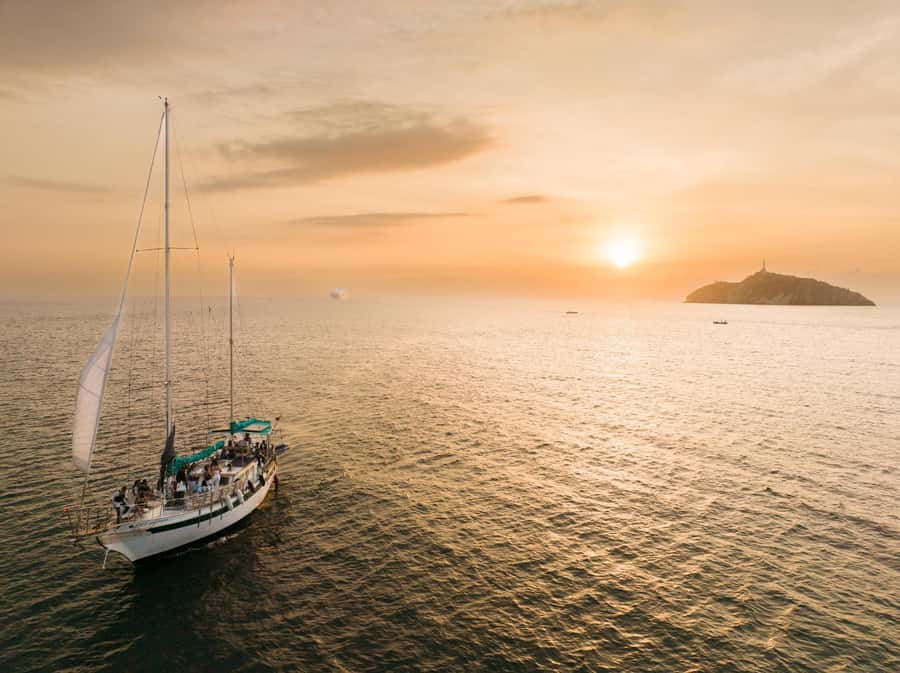 From Santa Marta: Sunset Sailboat Tour with 2 Beverages - What the 2.5-hour sailing route feels like