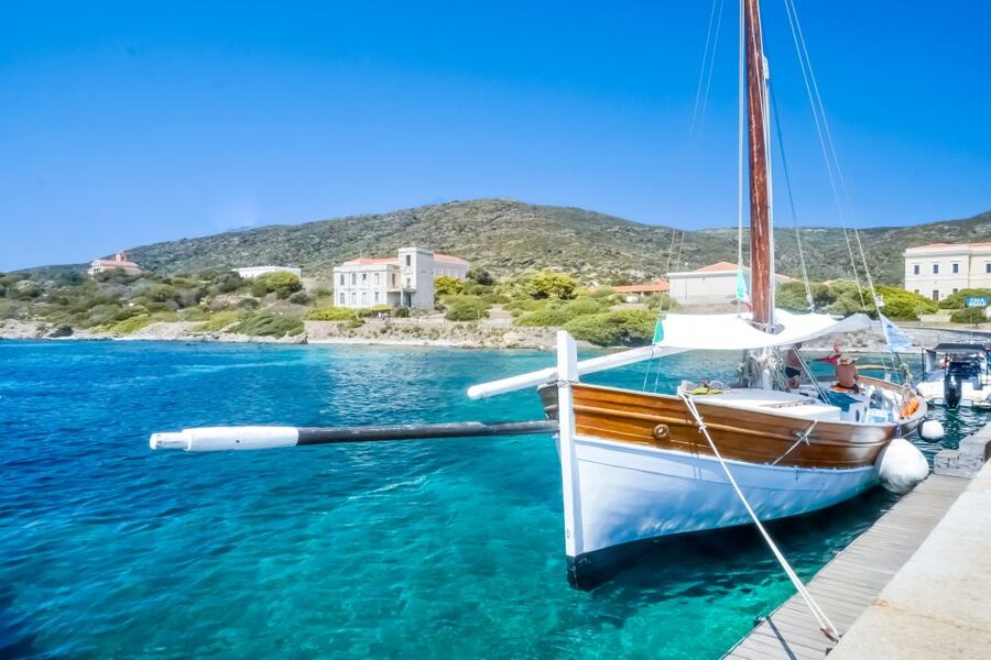 From Stintino: Asinara Vintage Sailing Boat Tour with Lunch - A Sardinian lunch with wine and local spirits