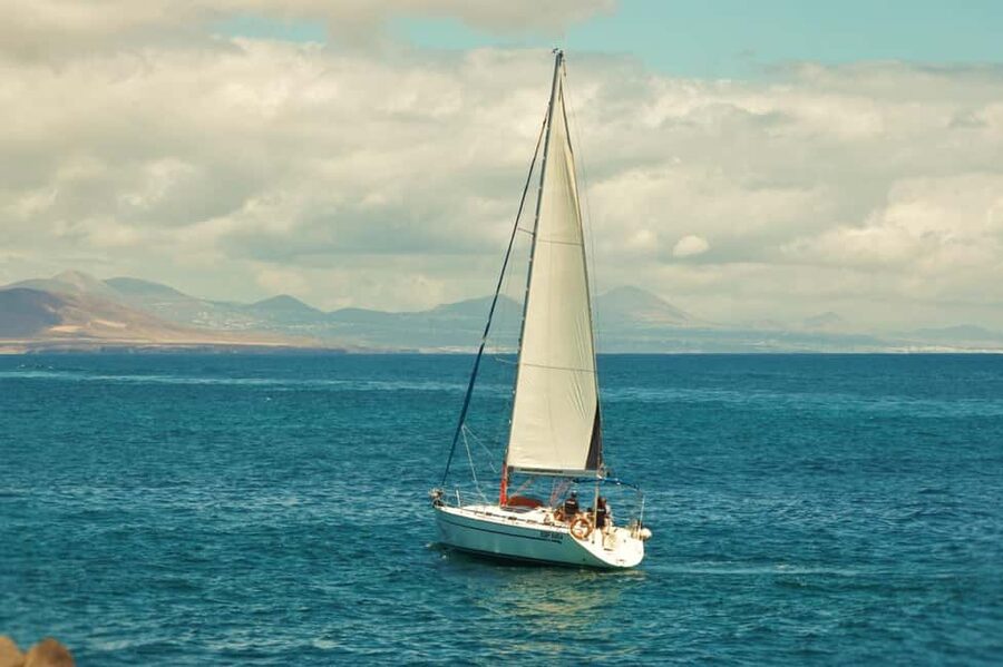 FUERTEVENTURA: CORRALEJO PRIVATE SAILING TOUR AROUND ISLA DE LOBOS - What the private format changes