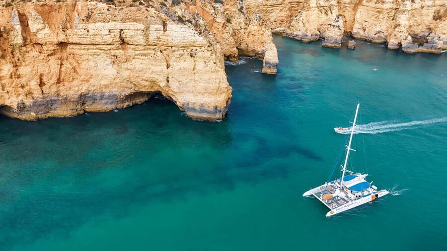 FUN & CHILL – GOLDEN COAST SAILING TOUR - Sailing back with music, drinks, and open views