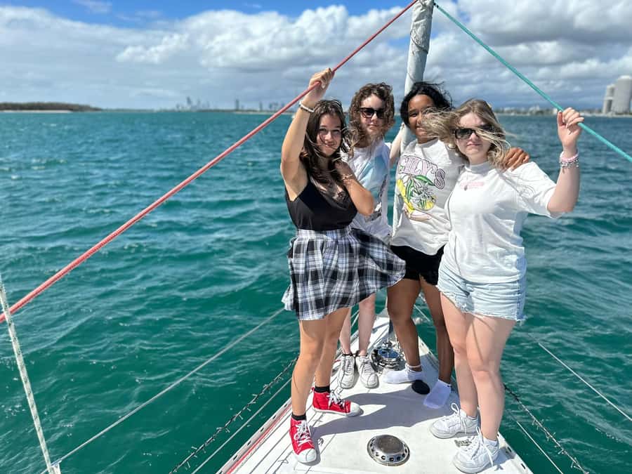 Gold Coast: Midday Sailing Cruise incl food & drinks - Passing The Spit, Wavebreak Island, and South Stradbroke Island