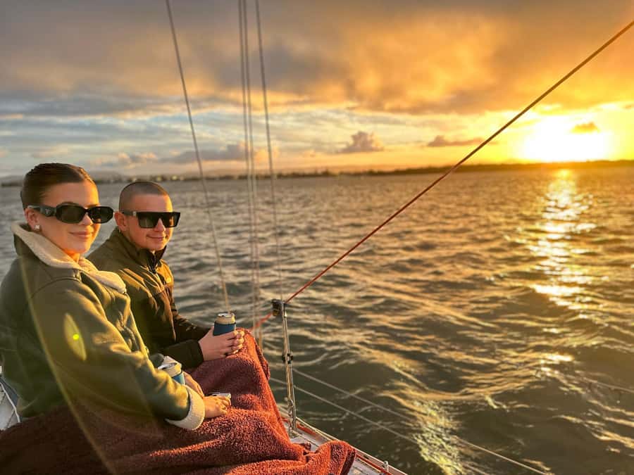Gold Coast: Sunset Sailing Cruise incl food & drinks - Sailing from Seaworld Drive as daylight fades