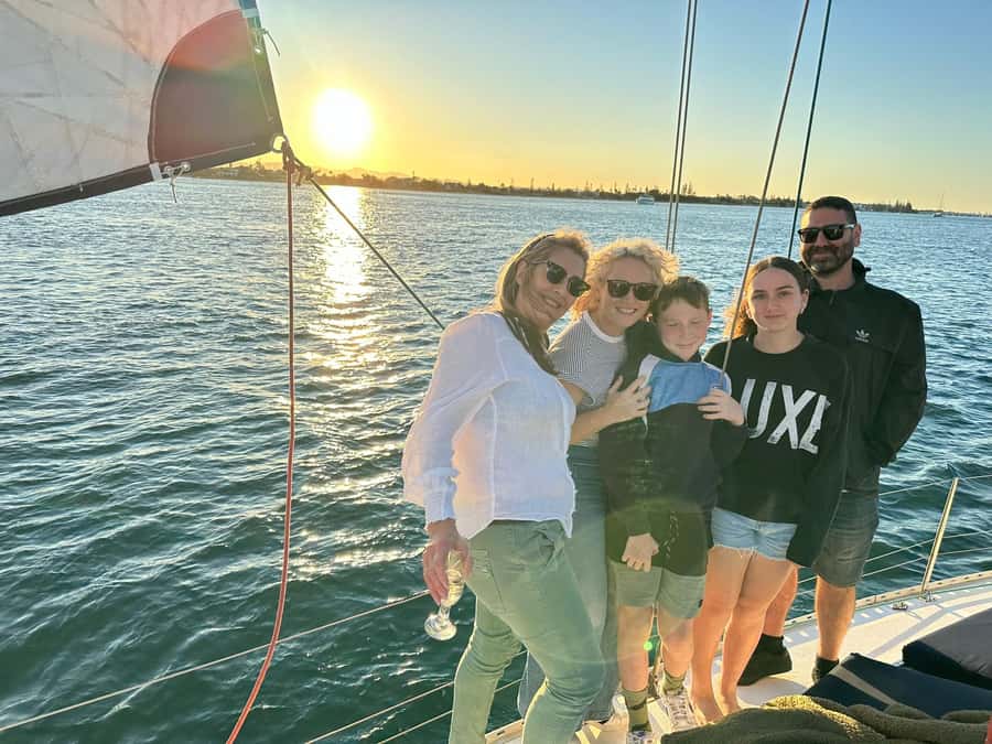 Gold Coast: Sunset Sailing Cruise incl food & drinks - The Gold Coast Broadwater provides the setting