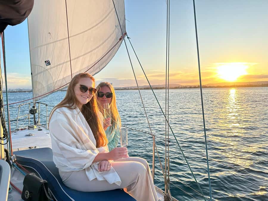 Gold Coast: Sunset Sailing Cruise incl food & drinks - What the $133 price means