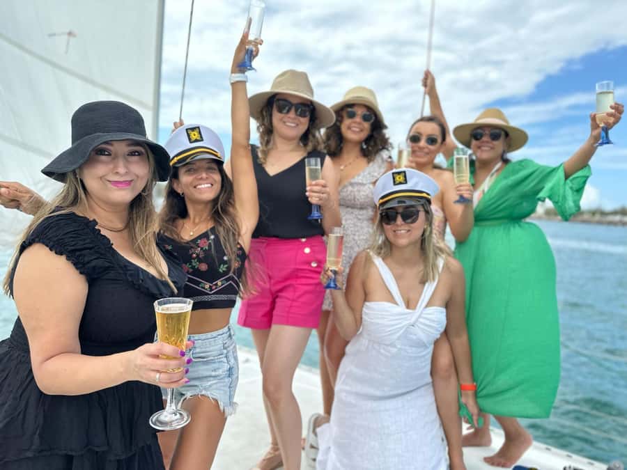 Gold Coast: Sunset Sailing Cruise incl food & drinks - Snacks and drinks keep the evening easy