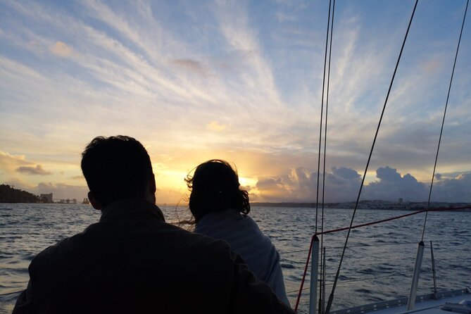 Golden Hour Boat Tour - Sailing by the Monuments with Wine - Morning light or a sunset sail?