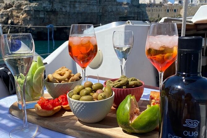 Group tour by sailing boat in Polignano a Mare - Sailing past Lama Monachile and Polignano a Mare