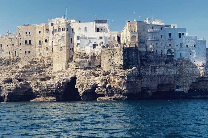 Group tour by sailing boat in Polignano a Mare - An Apulian aperitivo after the swim
