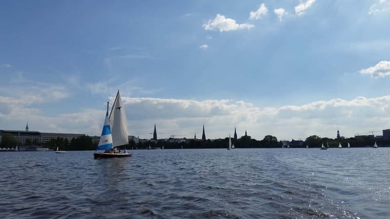 Hamburg: 1.5-Hour Sailing Sightseeing Tour on Aussenalster - Key points at a glance