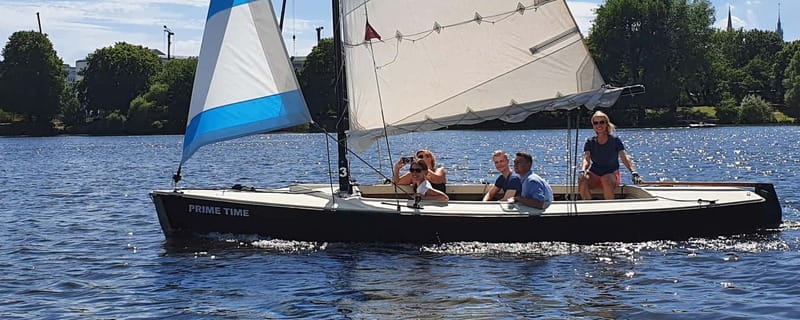 Hamburg: 1.5-Hour Sailing Sightseeing Tour on Aussenalster - Hamburg from the middle of the Aussenalster
