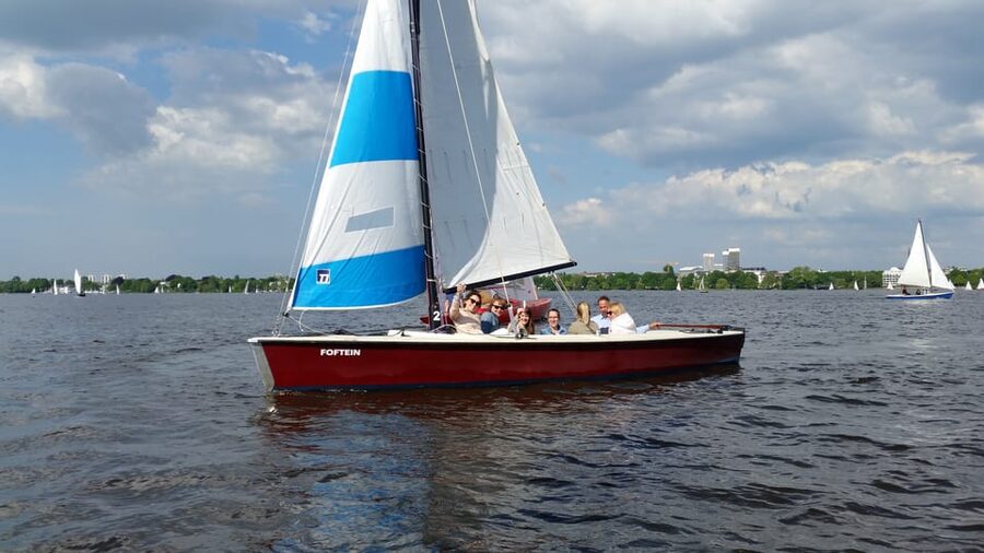 Hamburg: 1.5-Hour Sailing Sightseeing Tour on Aussenalster - Choosing between sailing, stories, and quiet time