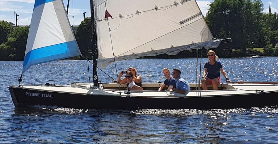 Hamburg: 1.5-Hour Sailing Sightseeing Tour on Aussenalster - Why the city views are worth your time