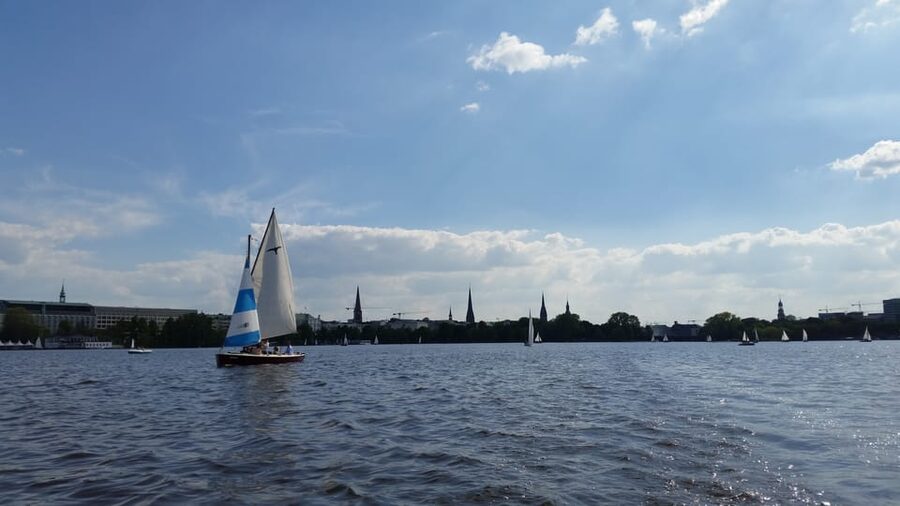 Hamburg: 1.5-Hour Sailing Sightseeing Tour on Aussenalster - Who should book this sailing tour