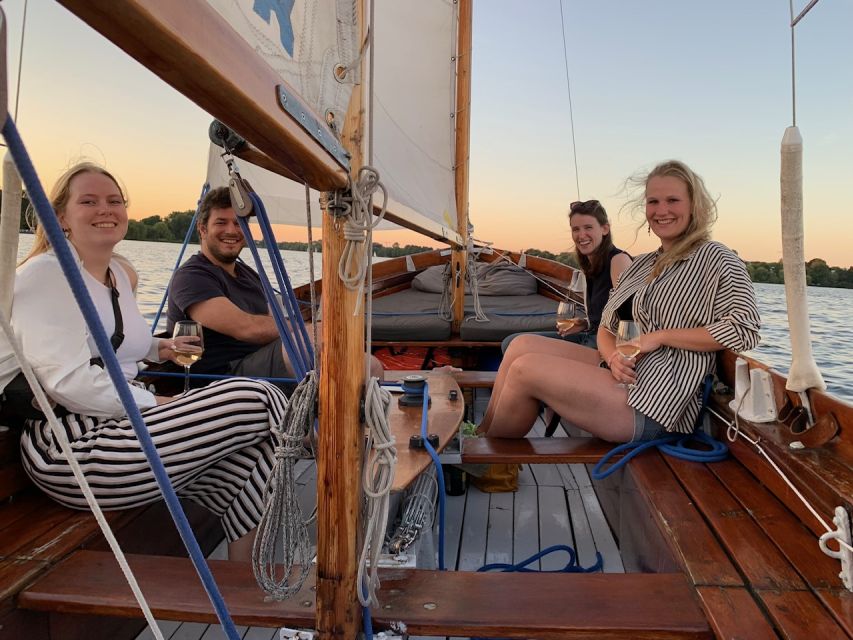 Hamburg: Alster River Sailboat Tour with Sundowner - Setting out from barca Boat Events