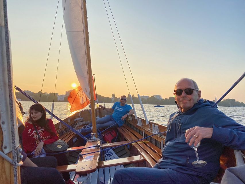 Hamburg: Alster River Sailboat Tour with Sundowner - The included drink and the sundowner mood