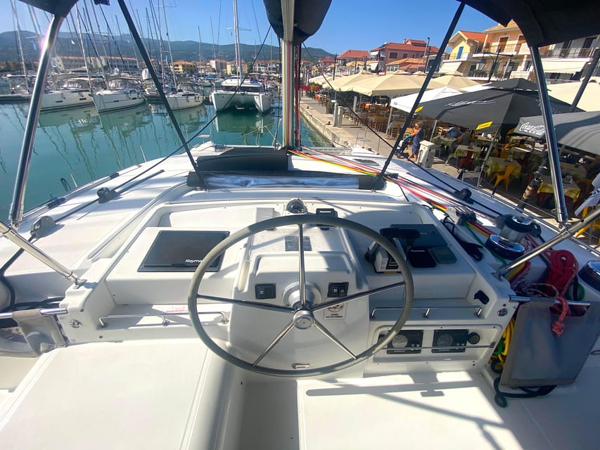 Heraklion: Catamaran Sailing to Dia island - A Mediterranean lunch served at anchor