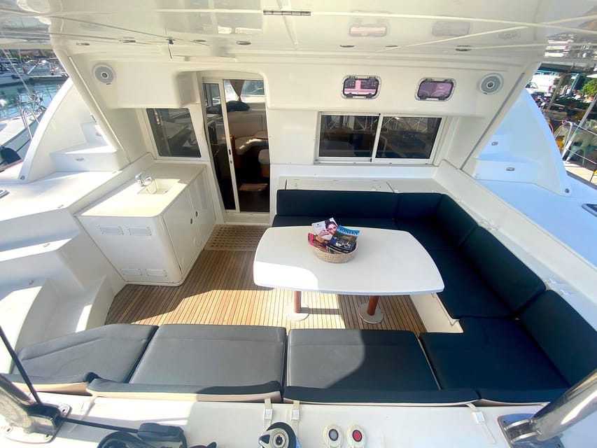 Heraklion: Catamaran Sailing to Dia island - How the crew and group size shape the day