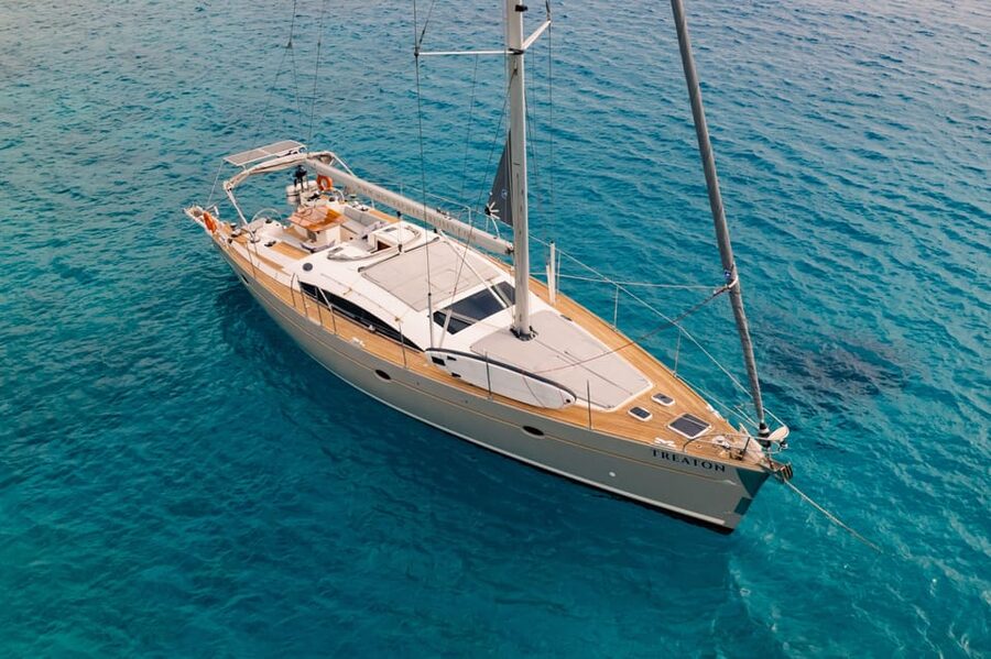 Heraklion: Dia Island Luxury Sailing Trip with Meal & Drinks - Key points at a glance