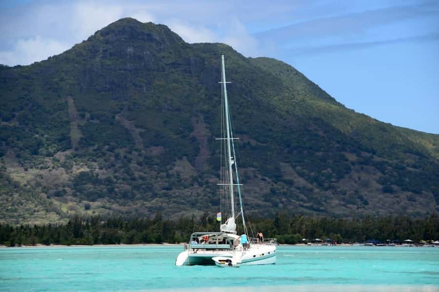 Ile Aux Cerfs Catamaran Cruise sailing from Mahebourg - Finding the boat at Pointe Jérôme