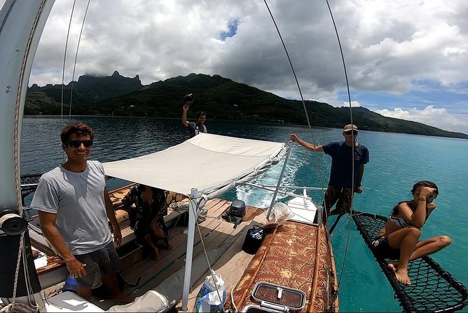 Introduction to sailing and discovering the lagoon - Sandbanks, motu, and Moorea’s sailing traditions