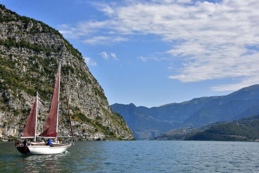 Iseo Lake: tours on a historic sailboat - What the boat offers during a two-hour cruise