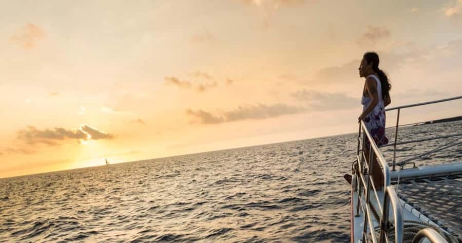 Kailua-Kona: Manta Ray Snorkeling and Sunset Sailing Cruise - What to pack for this specific outing