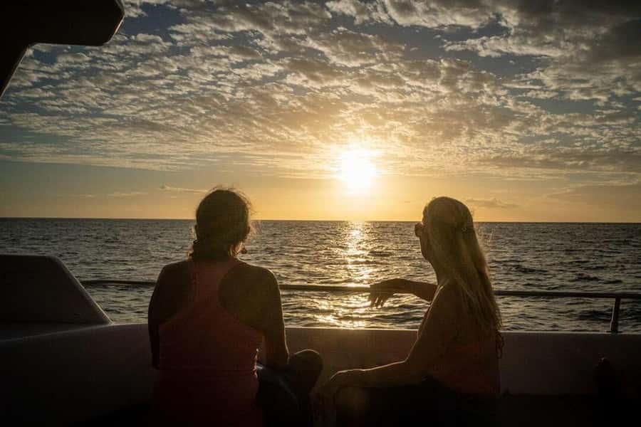 Kailua-Kona: Manta Ray Snorkeling and Sunset Sailing Cruise - Setting sail from Kailua-Kona