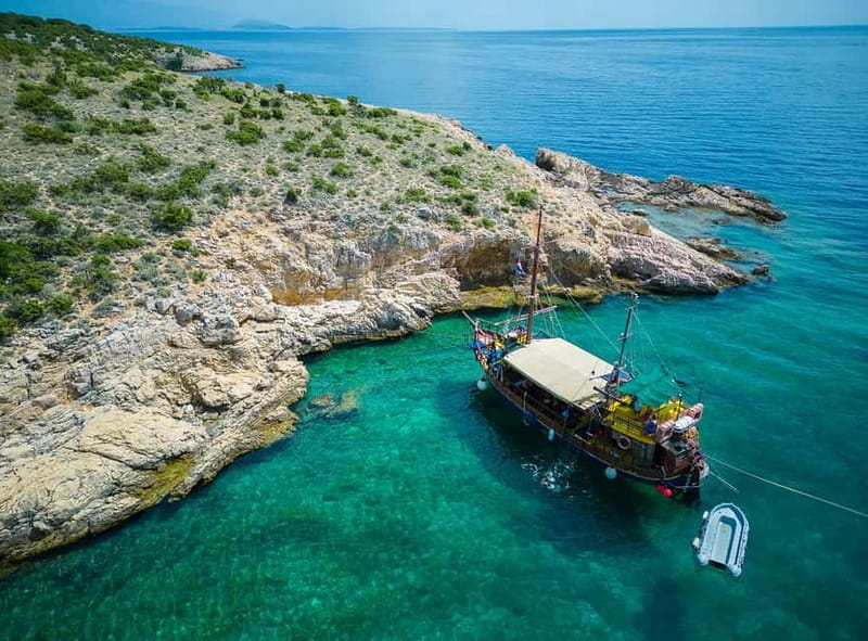 Krk : Sailing along the coasts of island Krk and Plavnik - Following Krk’s coast from the water