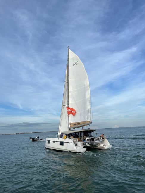 La Flotte, Ile de Ré: Sailing Catamaran Cruise - A sailing route guided by the wind