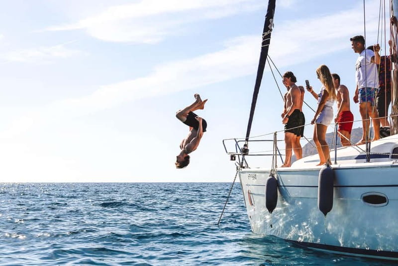 La Herradura: Sailing with a view of dolphins - Alberto, David, and the relaxed onboard atmosphere