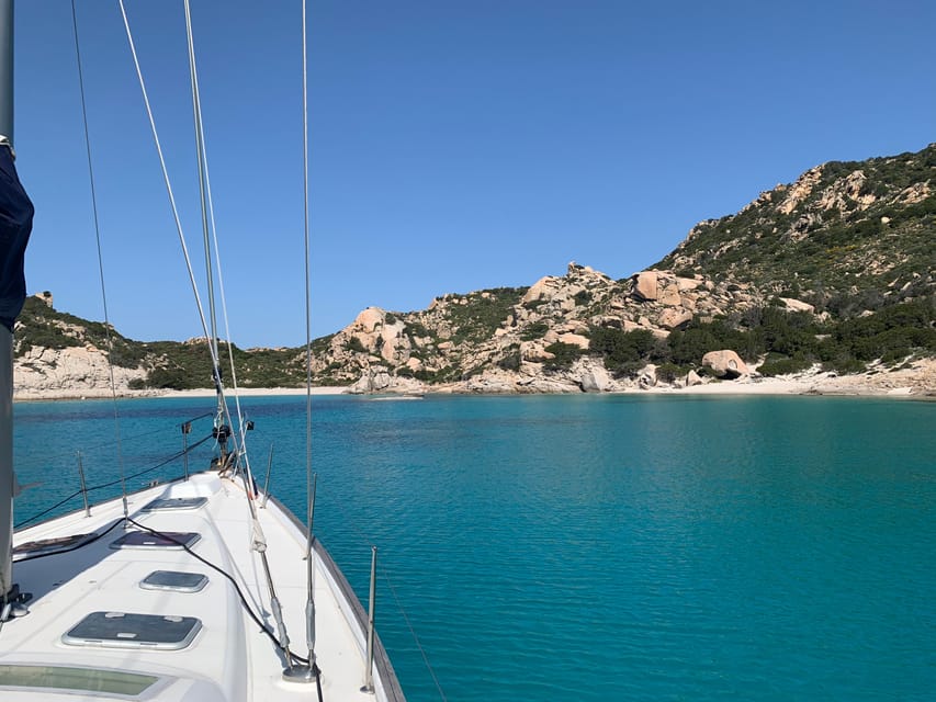 La Maddalena: daily sailing tour archipelago La Maddalena - Sailing between coves, inlets, and islands
