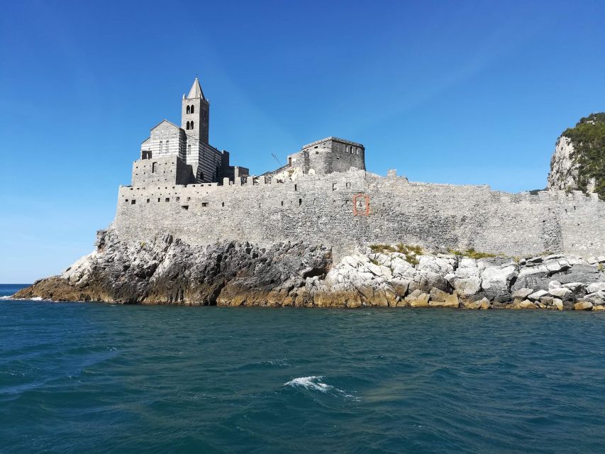 La Spezia : Private Sailboat tour of cinque terre with lunch - Vernazza and the approach to Monterosso