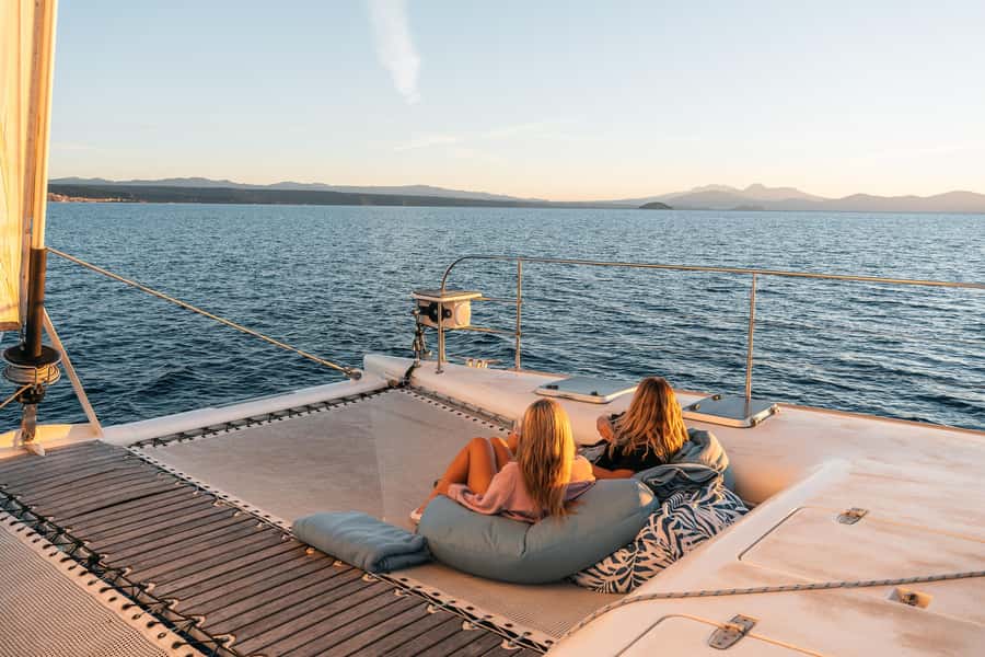 Lake Taupo: Luxury Sailing Catamaran to Māori Rock Carvings - The return trip and onboard comforts