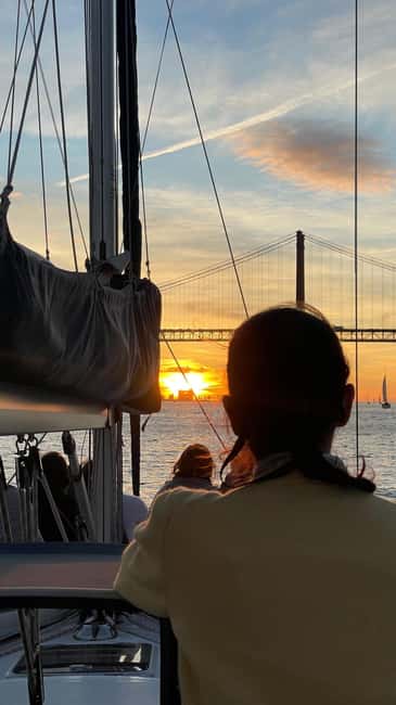 Lisboa:Sunset Sailing Tour at Tagus River with welcome drink - MAAT and the Museum of Electricity