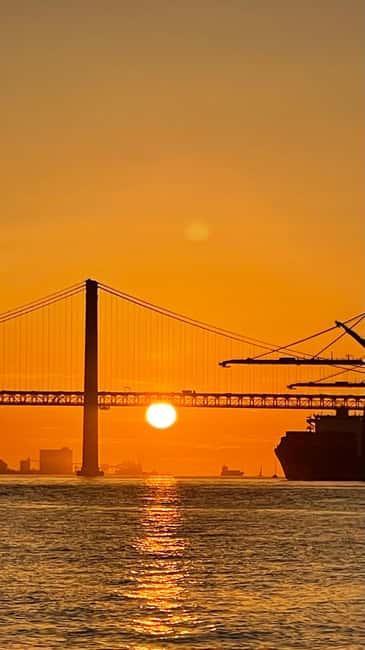 Lisboa:Sunset Sailing Tour at Tagus River with welcome drink - The Monument to the Discoveries