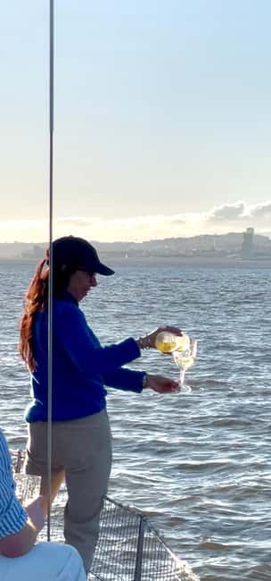 Lisboa:Sunset Sailing Tour at Tagus River with welcome drink - Commerce Square from the water