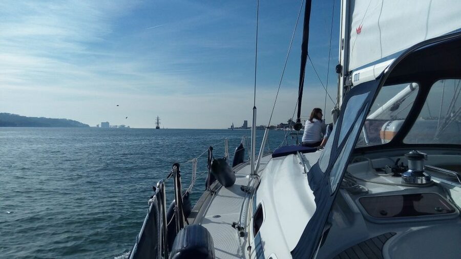Lisbon: 2-Hour Sailing Yacht Cruise & Guided Tour w/2 drinks - Alfama, São Jorge Castle, and the city above you